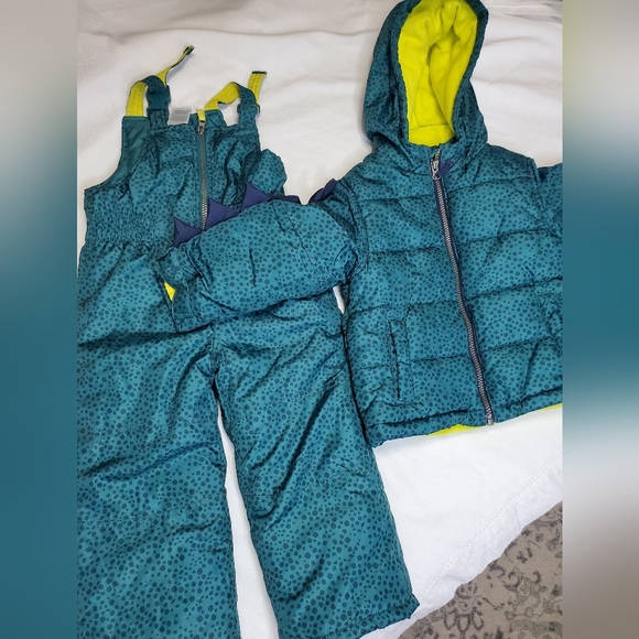 Carters matching puffer coat and snow pants - Picture 2 of 8